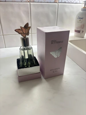 Miss Butterfly parfym Efva Attling - Miss Butterfly från Efva Attling kommer i en snygg förpackning o har en jättegod doft💓💓 Oanvänd. 
