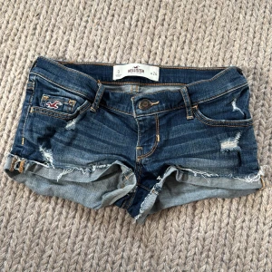 Jeansshorts från Hollister, blå, w24 - Säljer dessa as snygga jeans short ifrån Hollister i storlek 24. Säljer då de är för små för mig. De är super låg midjas och korta. Jätte snygga! Pris kan diskuteras 