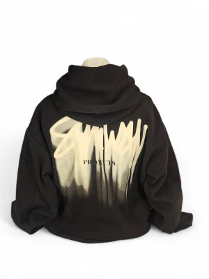 Y2k hoodie - Snygg svart hoodie med märke. Skriv för mer info och diskutera pris