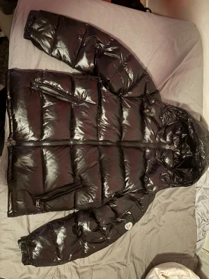 Monclear maya svart - Bästa jackan helt ny fick hem den igår, säljer bara för att den va lite för stor för mig den är storlek M. Otur för min del men de är som det är. NFC scan på märket finns också som tar dig direkt till monclear hemsidan.