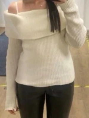 Jätte skön stickad tröja, off-shoulder - Helt ny, används en gång, köpt för 250kr