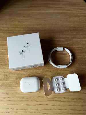 AirPods Pro 2 (USB-C) - Säljer AirPods Pro 2 (USB-C) i nyskick med originalförpackning, extra öronkuddar och laddkabel. Köpta maj 2025, AppleCare+ giltigt till maj 2027. Perfekt ljud, aktiv brusreducering och lång batteritid. Inga synliga defekter eller slitage.