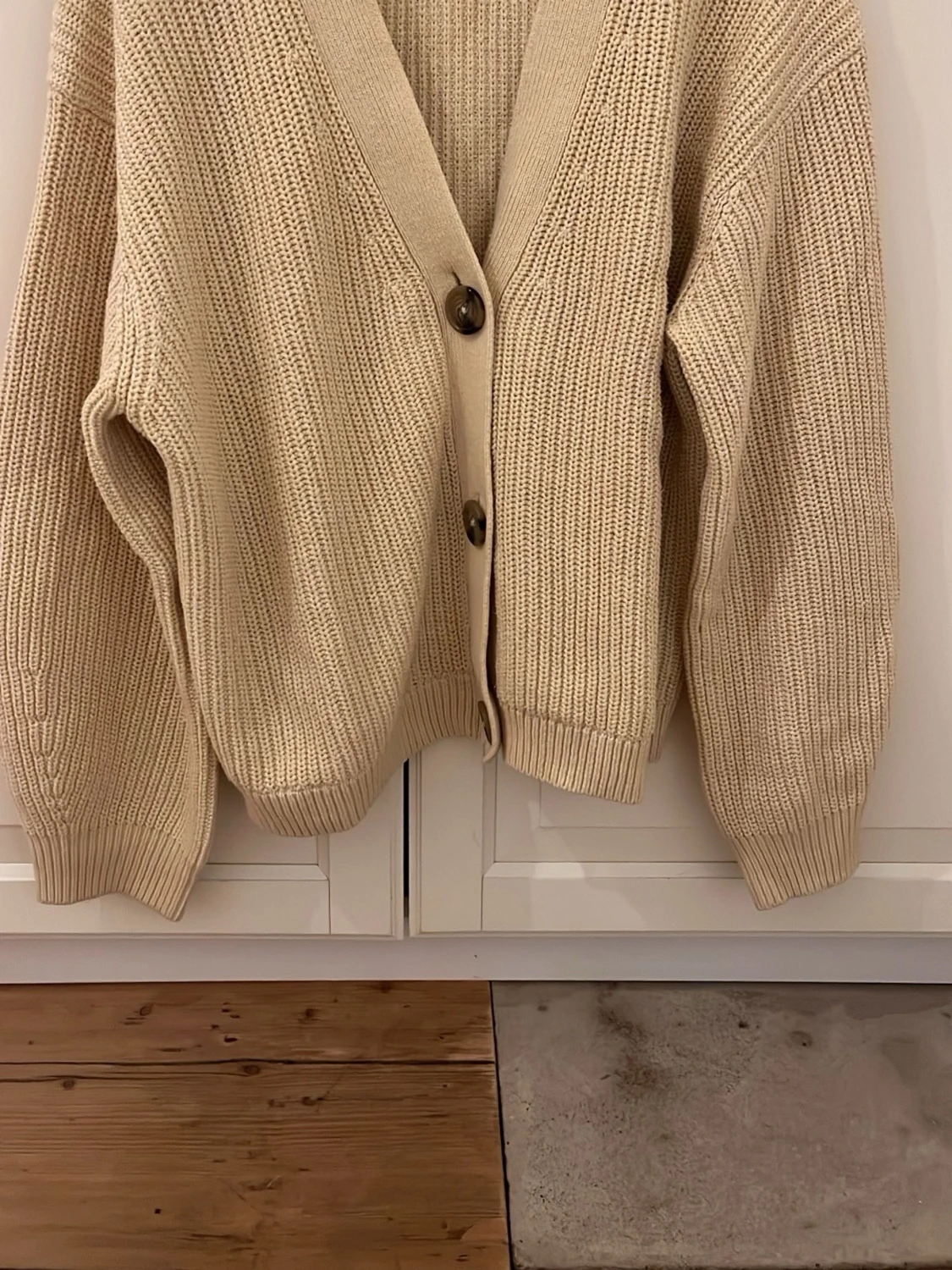 Beige stickad kofta från H&M