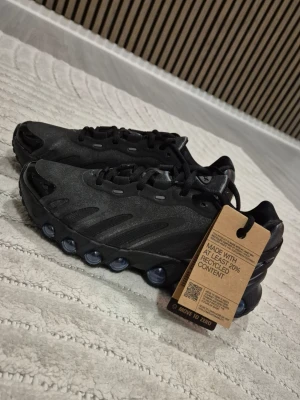 Nike AirMax DN8 svart/metallic - Nike AirMax Dn8 sneakers, i storlek 38,5. Säljes pga för liten storlek, HELT OANVÄNDA, lappar sitter kvar och oeginalkartong medföljer. Nypris 2490:- 