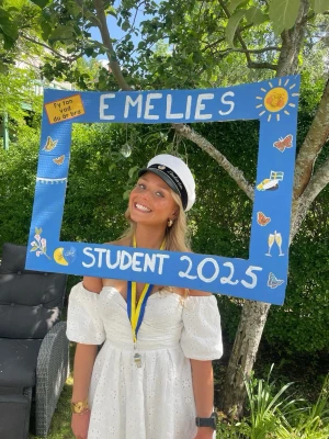 Vit offshoulder kortklänning student - Säljer min otroliga studentklänning från NAKD. Säljs inte längre. Luftig och skön. Har band vid brösten som håller den uppe! Pris går att diskutera ⭐️❤️