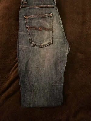 Nudie jeans - OBS! Hål i bakfickan (syns inte när de är på dock) kolla sista bilden.