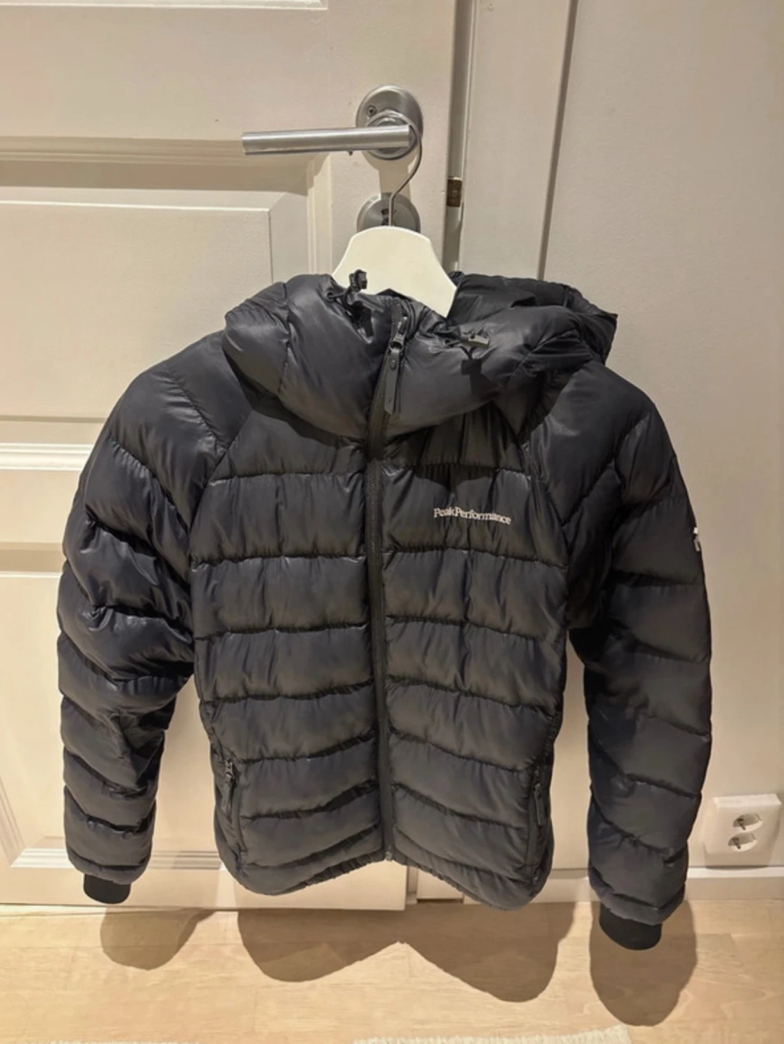 Svart dunjacka Peak Performance