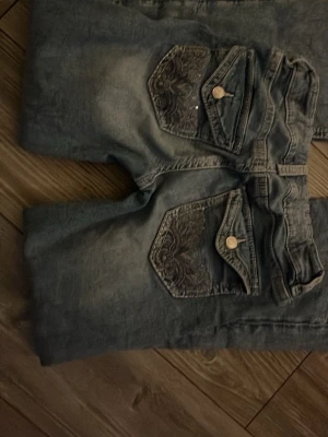 Blå bootcut jeans från Gina Tricot - Säljer ett par blå bootcut jeans från Gina Tricot i storlek 170. Säljer dom då de e för stora å inte riktigt sitter så bra.❤️ny skick 