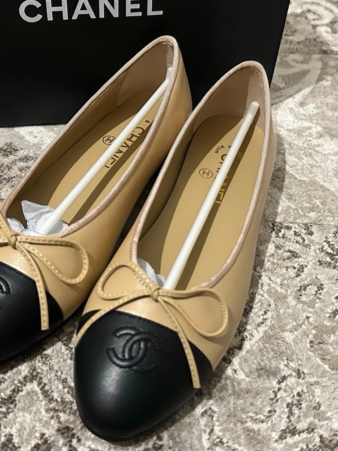 Beige och svarta ballerinaskor från Chanel - 1