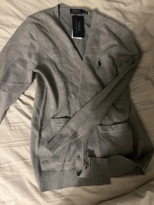 RALPH LAUREN KOFTA/CARDIGAN - Säljer nu en Snygg och stilren Polo Ralph Lauren kofta, snyggt broderat märke på bröstet, sitter helt perfekt 🤩, slå en pling för pris/bilder ;)) 
