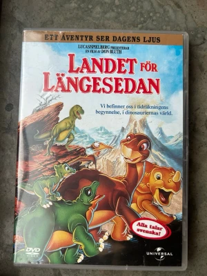 Landet för längesedan dvd - DVD-film: Landet för längesedan. En klassisk animerad film för barn.  Finns på språk: Svenska, Engelska, Norska.  OBS!! skivorna är begagnade så det kan förekomma repor/hairlines på skivorna, men då jag kollar igenom alla filmer jag säljer garanterar jag att alla funkar felfritt om inget annat står! :)