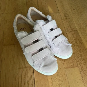 Ugg sneakers - Supersöta skor från Ugg med fluff i sömmarna! Dem är använda 2 gånger och i mycket fint skick😇💖 Sista bilden är med blixt för att få en uppfattning av deras färg!