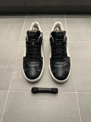 Valentino Flycrew  - Feta flycrews i nyskick | 9,5/10 | Alla nitar kvar | storlek 45 | Kom med frågor eller bud 