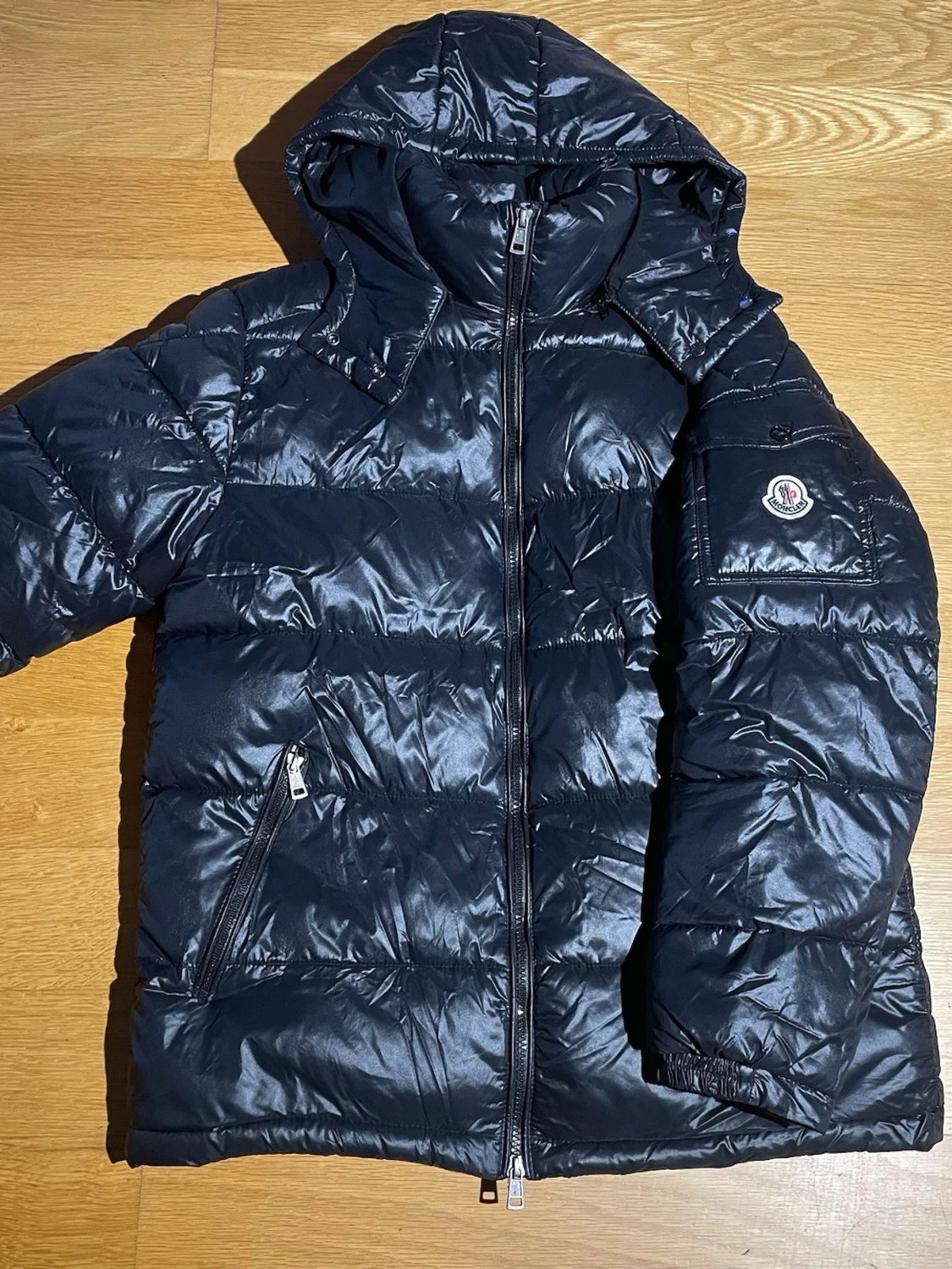 Svart Moncler pufferjacka med huva