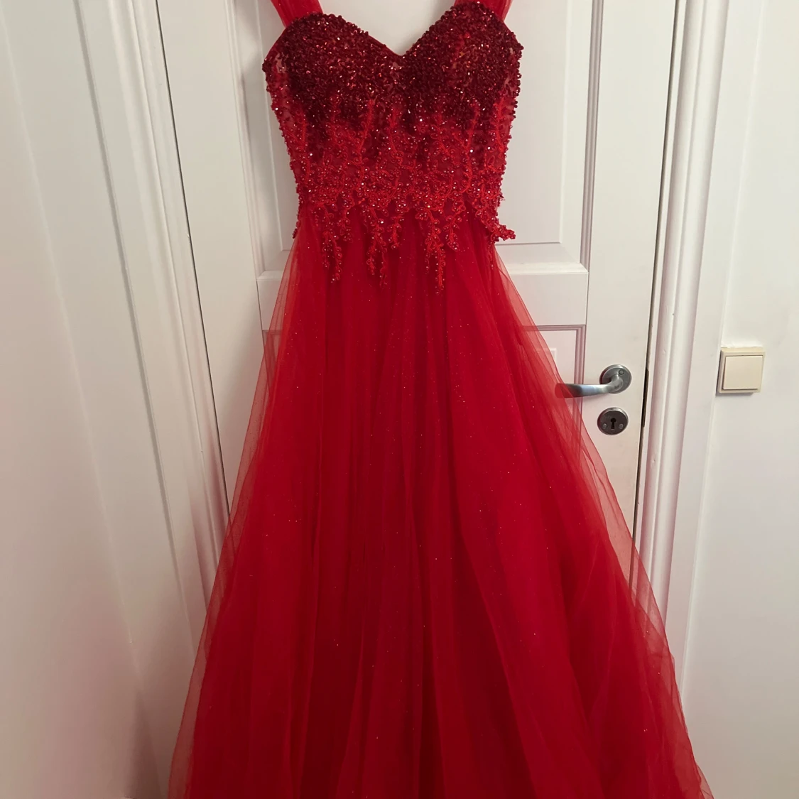 Röd glittrig balklänning med spets - 1
