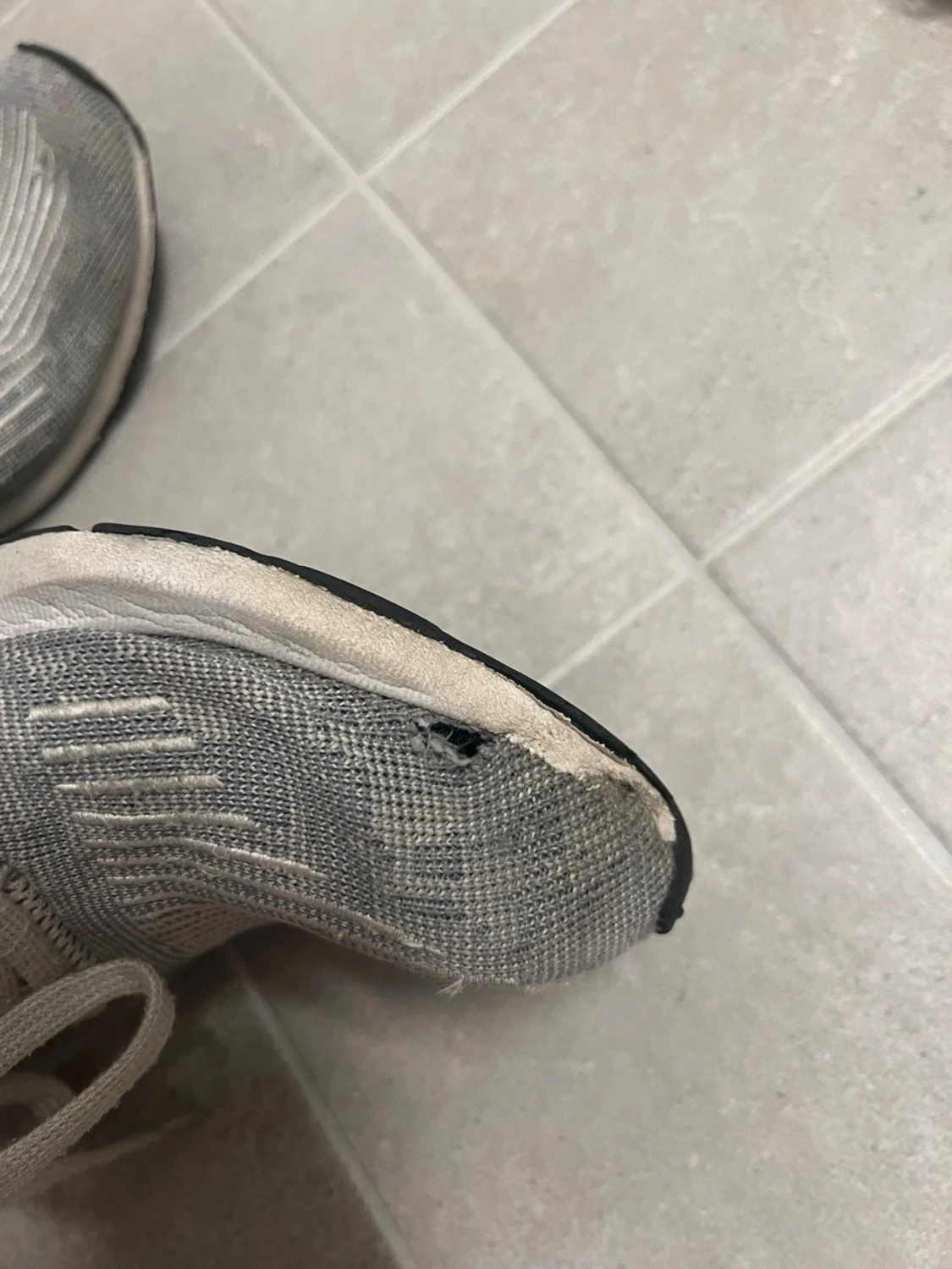Grå adidas sneakers strl 44 - 4