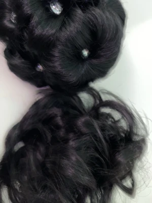 Svart lockig hårklämma med pärlor - Säljer en svart hårklämma med hår på? Och en bulle med pärlor i. Perfekt om du vill ha en snabb men elegant look. ( inte äkta hår). Man får båda med så alltså 80 kr för båda!