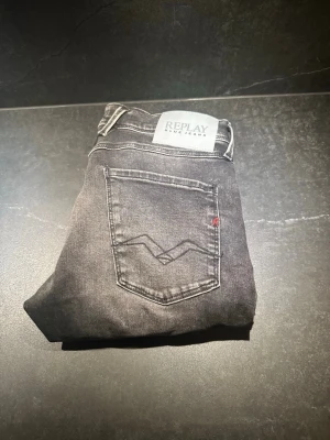 Replay Anbass slim fit svarta jeans - Hejsan! Jag säljer nu dessa riktigt feta jeans ifrån Replay som är i extremt bra skick/ använda 2 ggr! Dem är i storlek w30! Köpta på Frölunda torg/ disign only! Nypris 1899! Hör av er om ni har frågor!😁