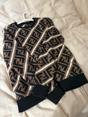 Fendi brun och svart sweatshirt S - Säljer en snygg Fendi sweatshirt i storlek S med det klassiska FF-mönstret i svart och brunt. 