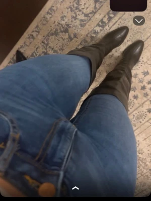 Svarta höga stövlar med klack från Zara - Säljer ett par svarta höga stövlar från Zara med spetsig tå och smal klack. Stövlarna är tillverkade i skinnimitation och har en stilren, slät design som går upp över knäet. Perfekta för att lyfta din outfit med en edgy vibe.