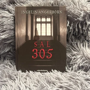 Sal 305 - Ingelin Angerborn bok Sal 305 är en spännande mysrysare som tar dig med till ett gammalt övergivet sjukhus där mystiska saker händer. Perfekt för dig som gillar nervkittlande berättelser och vill ha en bok som är både lättläst och svår att lägga ifrån sig. Passar unga vuxna och ungdomar som älskar mysterier. Boken har några skador. Men har inget problem att läsa boken.  Nypris 169kr