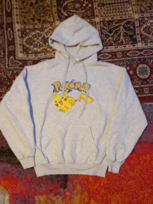 Grå hoodie  - Jätte fin hoodie helt ny💯, har aldrig använt den✅️👍. Jätte bra för vinter och håller värmen👍💯