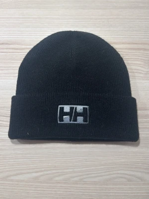 Mössa  -  en svart mössa från Helly Hansen med broderad logga 