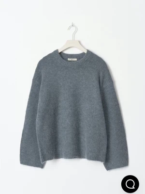 Blå stickad tröja  - Mysig blå stickad tröja från Gina tricot med rund halsringning och långa ärmar. Tröjan har en loose passform och är tillverkad i ett mjukt material som passar perfekt för kyliga dagar. Storlek M men passar perfekt som S. Helt ny med prislappen på! 