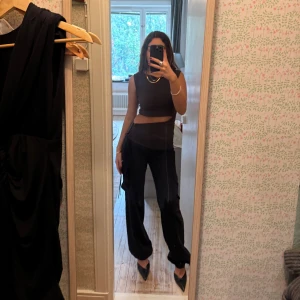 Kitten heels klackar - Säljer min så snygga svarta kitten heels, hög klack, spetsig tå. Skorna har en elegant rem runt ankeln som och ser överlag väldigt lyxiga ut. Använd en gång, säljer då jag har ett par liknande. Använt en gång