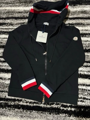 Svart Moncler kofta  - Helt nya                                                                     Priset går att diskutera🍾                                      Skriv och vid tillfälle minsta fundering 😁                          L men passar M