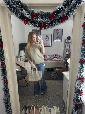 Beige stickad tröja från H&M - Säljer en ljusbeige stickad tröja från H&M i storlek S. Tröjan har korta ärmar, rund halsringning och är tillverkad i mjukt stickat material. Enkel och clean design som är lätt att matcha med andra plagg. Perfekt för dig som gillar neutrala färger.