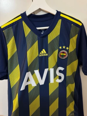  Fenerbahce tröja - Fenerbahce SK fotbollströja från Adidas. Storlek S men passar definitivt M