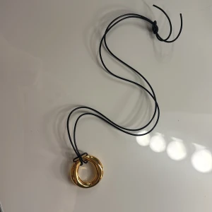 Ani halsband  - Ett jättefint halsband från ani men tyvärr inte min stil så har ledig använt, bara testat. Man får me smyckes skrinet när man köper!