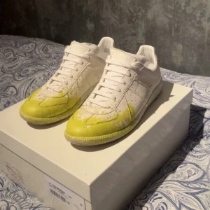 Maison Margiela  - Maison Margiela skor i stolek 42 , passar storlek 43. Perfekta skor för våren och sommaren. 