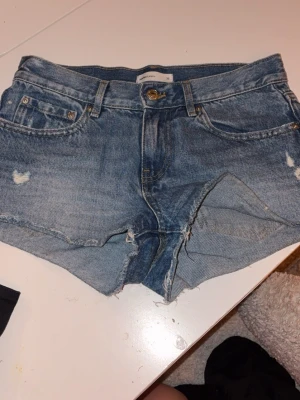 lågmidjade jeansshorts  - fina lågmidjade shorts. Fina detaljer