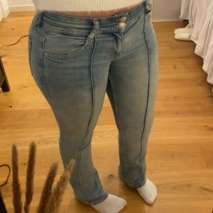 Ljusblå jeans - Ljusblå bootcut jeans med låg midja från Bershka🤍