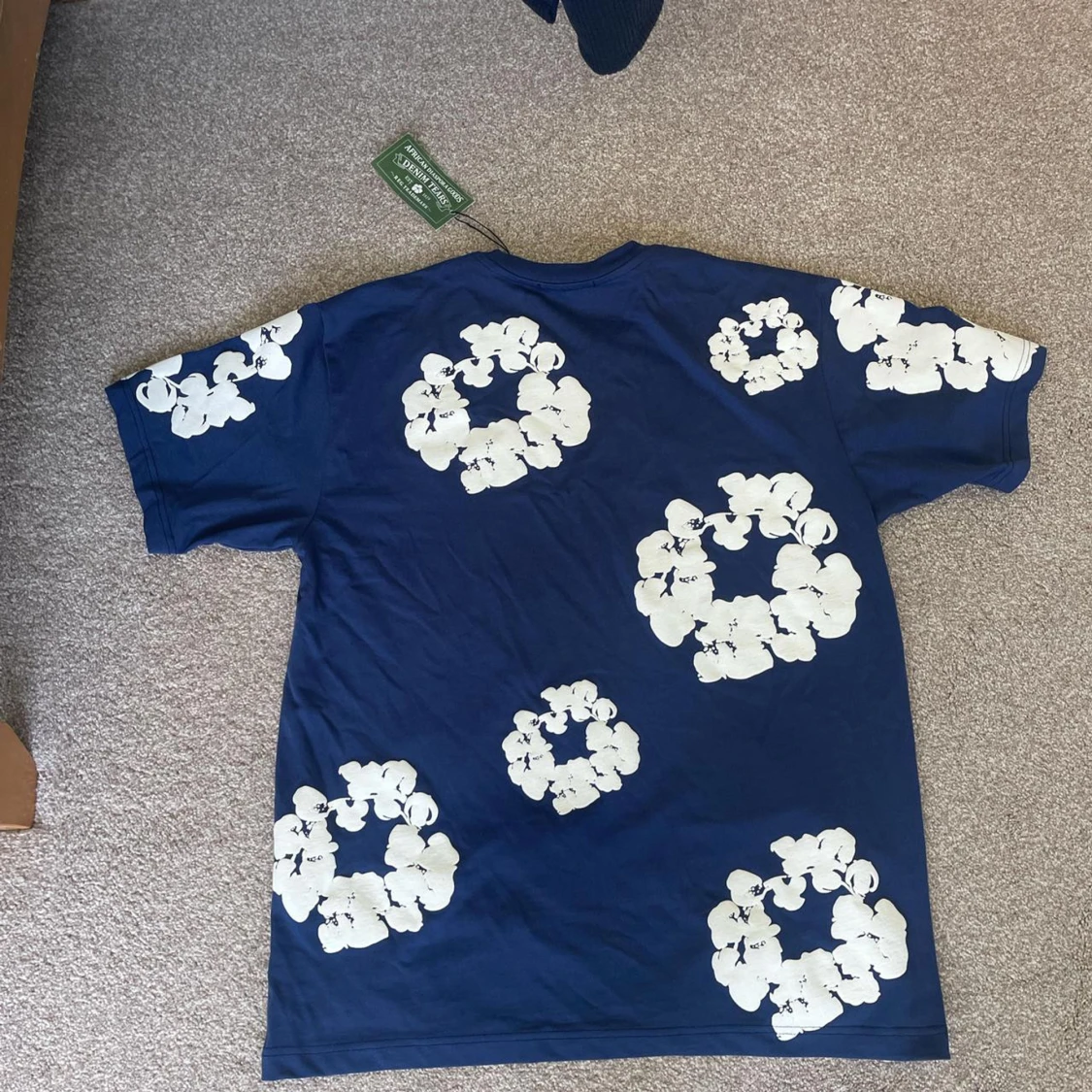 Blå t-shirt med vita blommor