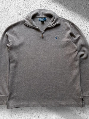 Beige Ralph Lauren Quarter Zip  - Klassisk Ralph Lauren quarter zip i beige färg. Tröjan är i mycket bra skick och väldigt sparsamt använd.  Storlek: M Skick: Mycket bra skick (I princip nyskick) Färg: Beige Märke: Ralph Lauren Modell: Quarter zip  Hör gärna av dig vid frågor så svarar jag så fort jag kan! 😁