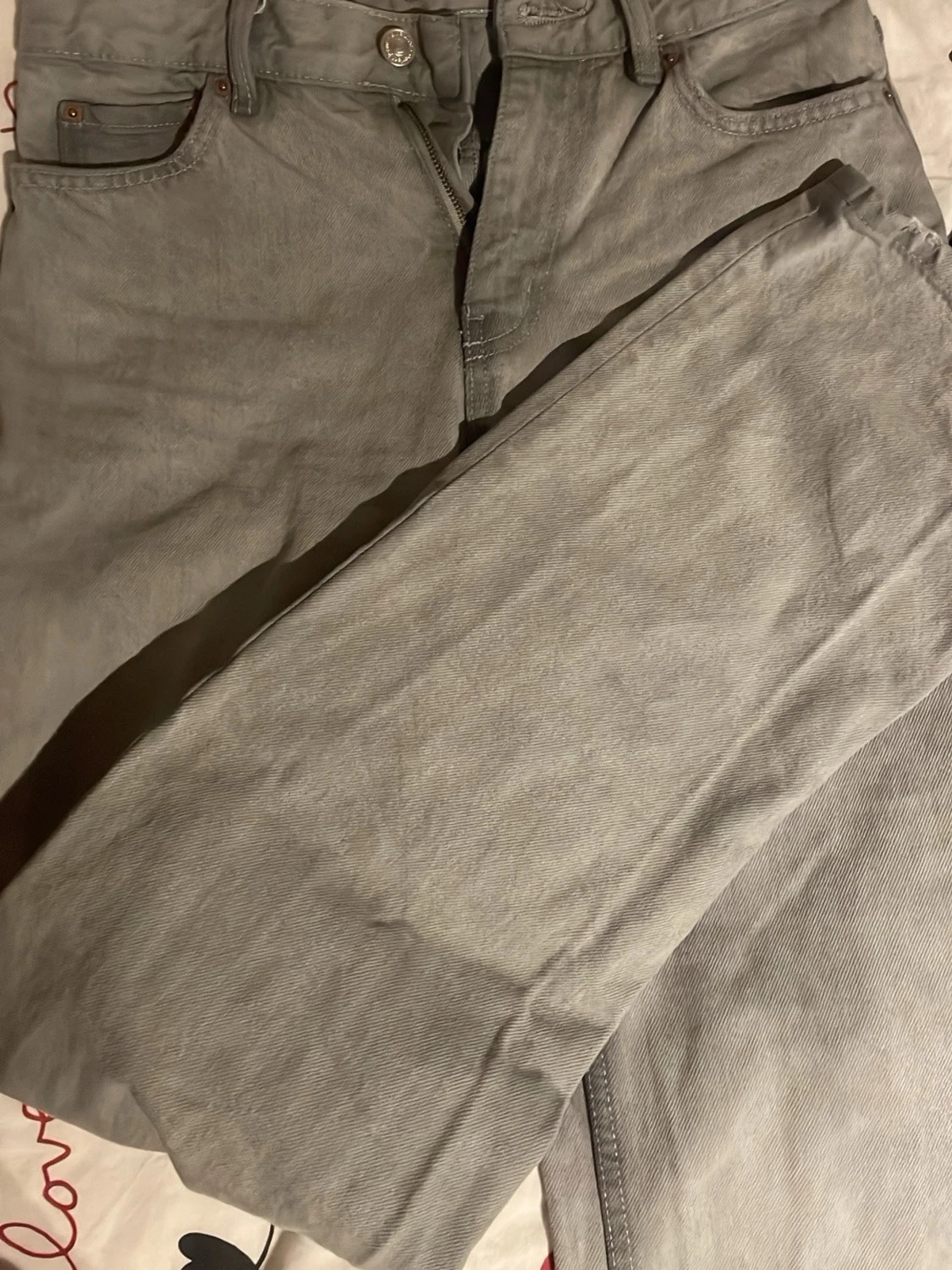 Grå slim jeans med normal passform.  - 3