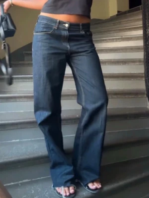 Low wide Jeans  - Från Zara! Lånad första bild, säljer då jag ska köpa större storlek. Använd 3 ggr ungefär 😊