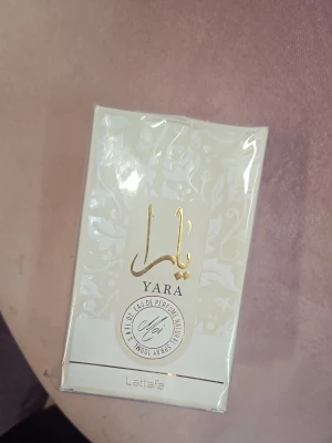 Yara Eau de Parfum 100ml - Yara från Lattafa är en Eau de Parfum i en förpackning, perfekt för dig som vill sticka ut. Volymen är 100ml (3.4 fl. oz).