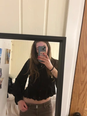 Svart Blus Zara - Jättefin svart blus från Zara i storlek M (skulle säga S), den har knappar i mitten och fin brodering kring kragen som syns på sista bilden☺️🫶🏼