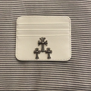 Vit plånbok med korsdetaljer - Vit plånbok i skinn  med tre silverfärgade korsdetaljer på framsidan. Plånboken har plats för flera kort och är stilren med en rektangulär form. Perfekt för dig som gillar edgy accessoarer och vill ha något unikt i fickan.