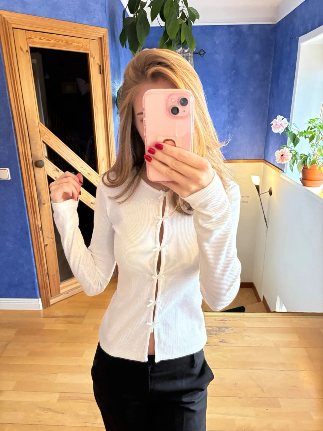 Vit topp med rosetter