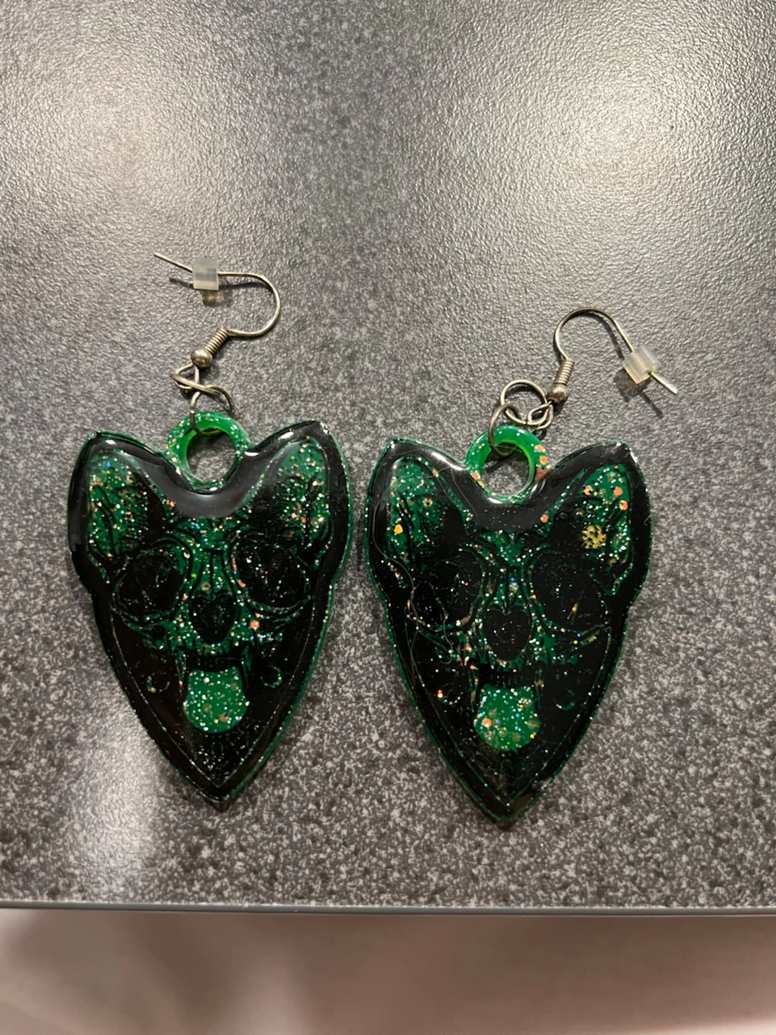 Glittriga gröna svarta djurkranium örhängen  - 1