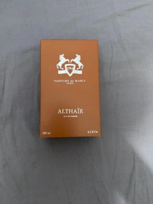 Parfums de Marly Althaïr 125ml - Althaïr från Parfums de Marly, Paris. Eau de Parfum, 125 ml. Ingredienser: Alcohol Denat, Parfum (Fragrance), Aqua (Water), Limonene, Linalool, Tocopherol, Citral, Geraniol. Tillverkad i Frankrike. Lyxig och modern doftupplevelse.