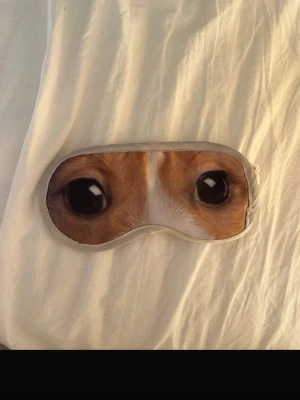 Sovmask med hundögon - En sovmask med söta hundögon. Perfekt för pyjamasparty