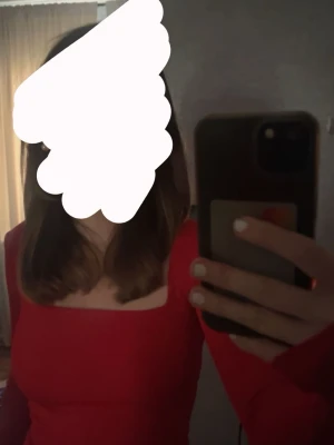 Röd långärmad topp - Säljer en röd långärmad topp från Amisu i storlek XXS. Toppen har en fyrkantig urringning och är figurnära i modellen. Materialet är mjukt och stretchigt😊