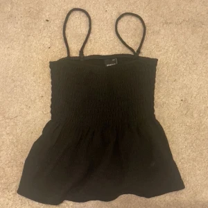 Svart topp - Svart smockad linnetopp från gina tricot