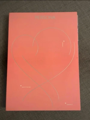 Map of the Soul: Persona - Färgstark fotobok med exklusiva bilder på BTS, perfekt för fans av K-pop och ungdomar som vill komma närmare sina idoler. Innehåller foton, samlarkort och snygg design – en måste-ha för alla som älskar musik och popkultur.